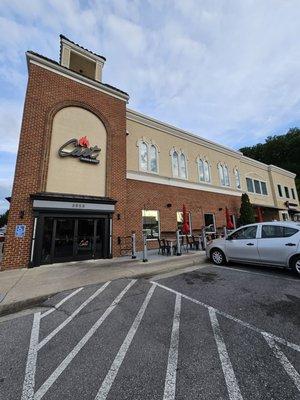 The outside seating area of the restaurant on the right of the entrance.