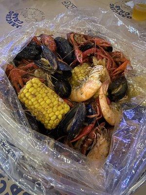 1lb crawfish, 1lb shrimp (head on), 1lb black mussel with Dancing Special Spicy sauce/seasoning