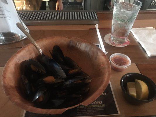 Mussels with lemon and hot sauce