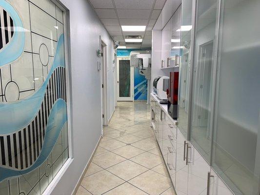 Hallway. Dr Jauregui Dental  Care. Best Dentist in Miami Mejor Dentista de Miami