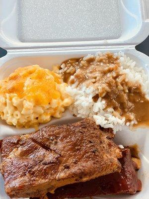 Barbecue ribs with no sauce rice beef gravy and macaroni and cheese! Slaps!!