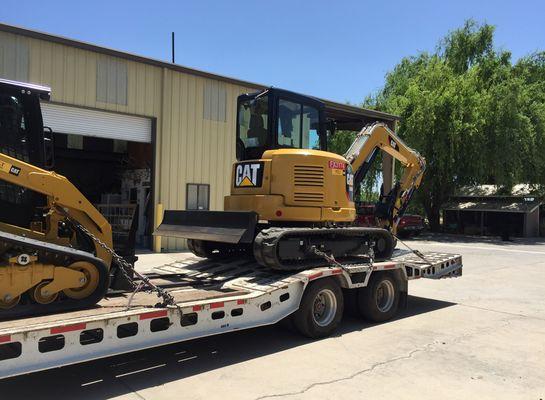 Loading Cat 305.5e2 or 304E² on trailer