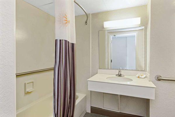 Guest room bath (accessible)