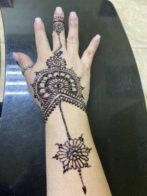 Henna time with Sejal!! Great price & beautiful work. No wait time & friendly staff.