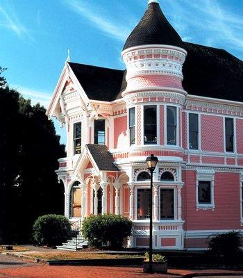 Pink Lady in Old Town Eureka across from the Carson Mansion - We rented the entire home for an event and it was fantastic! Great yard too!