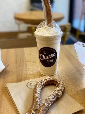 Horchata milkshake and dulce de leche with maza pan churro