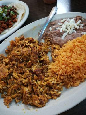 Huevos con chorizo