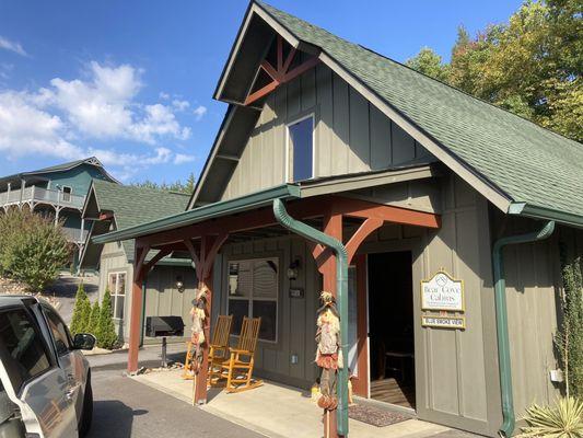 Blue Smoke View cabin exterior