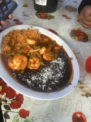 Camarones a la Diabla con arroz y frijol