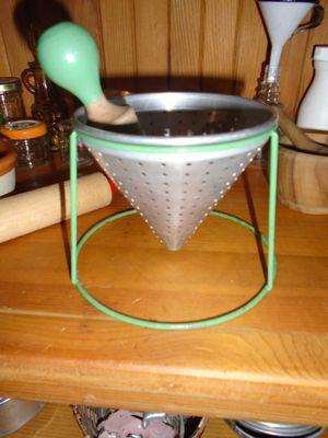 Toy cooking strainer