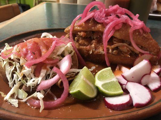 Torta ahogada con tacos dorados