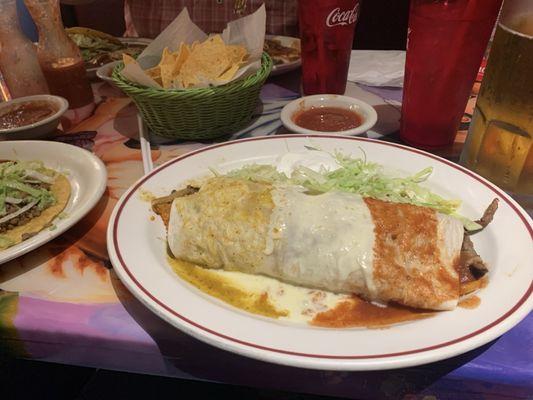 I ordered the steak fajita burrito, it was outstanding!!