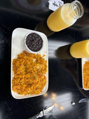 Arroz con pollo and mango jugo natural