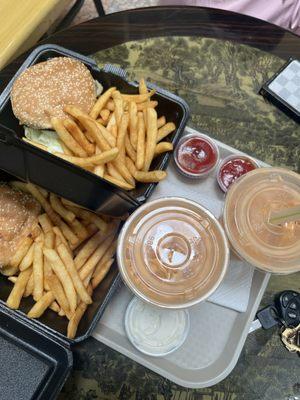 Cheeseburger with fries