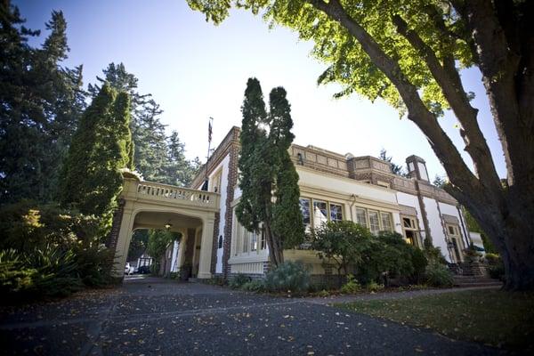 Drive to front entry way at Lairmont Manor & Estate in Bellingham, WA