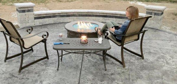 4' natural gas fire pit w/ stainless steel burner and fire glass. Stamped patio w/ seatwal.i