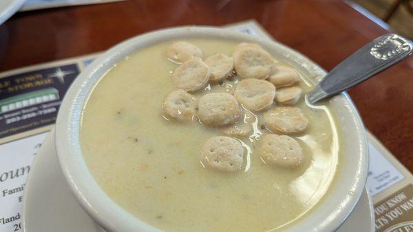 Clam chowder with crackers