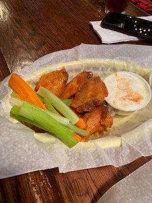 Hot wings, carrots, celery and blue cheese