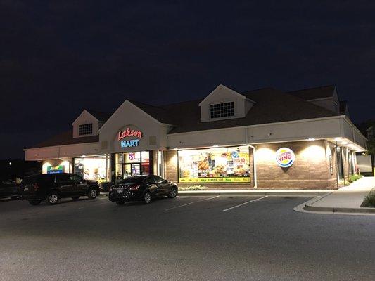 This combo gas station / convenience store / fast food dynamo is also pretty well lit at night