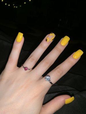 Gems to create nail art. Sun flowers