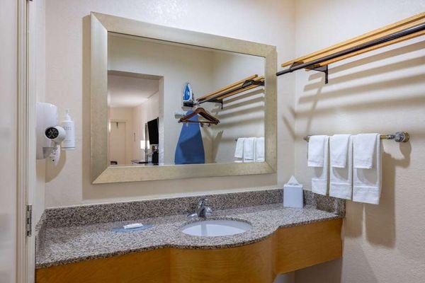 Guest room bath