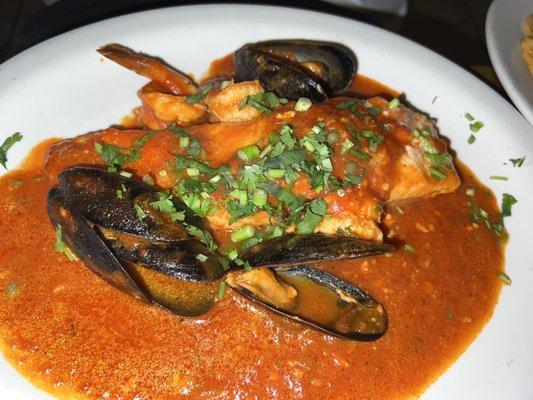 Salmon, Muscles, shrimp, in red sauce