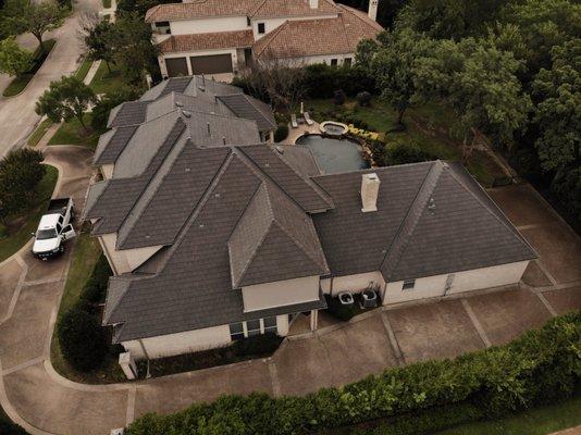 Location Colleyville, TX
 Material: DaVinci Bellaforte Slate 
 Color: Dark Mountain Vari-Blend