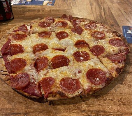 12" pizza, pepperoni with extra sauce. Super cracker thin, good undercarriage. Typical bar pie: 7.2/10.