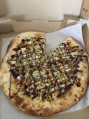 Chicken, Artichoke and Gorgonzola Pizza. Sooo delicious!