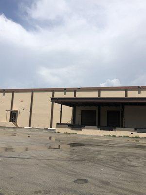 KING INDUSTRIAL REALTY Exclusive Listing 24,000 SF Opa-Locka Warehouse LEASED