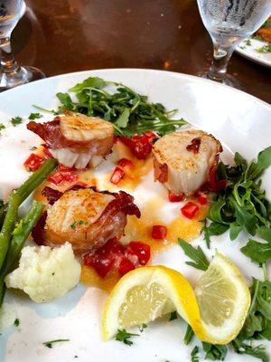 Scallops wrapped in bacon