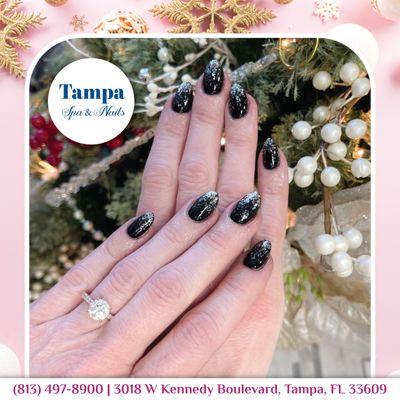 Embrace the winter vibes with festive nails that shine!