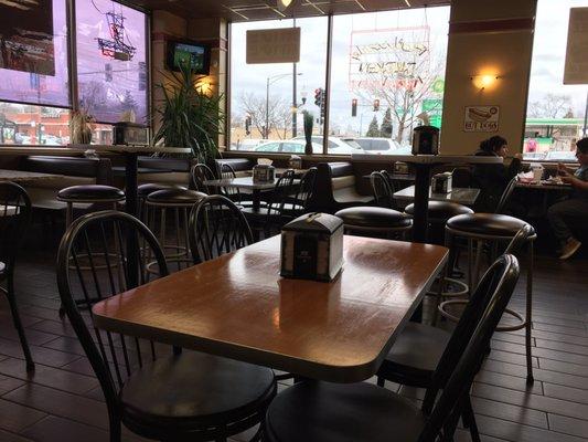 Plenty of seating and clean tables. Booths have granite tabletops. Nice touch.