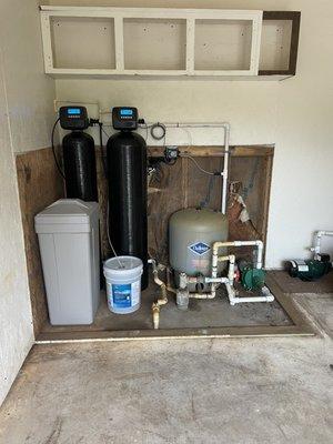 Iron breaker water softener system and Peroxide injector. Softens water, Cleans minerals from water and removes sulfur!!!