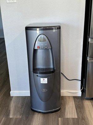 Bottle-less water cooler with built in reverse osmosis for home or office.