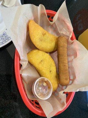 Empanada de carne y uno de pollo