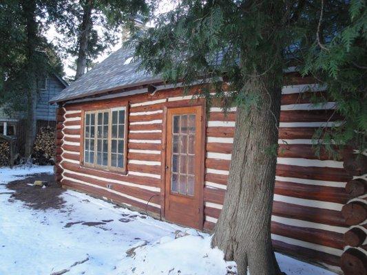 Classic Chinking Style Log Cabin