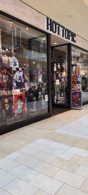 The front of Hot Topic