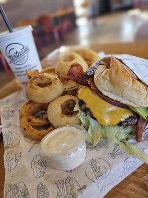 Cheeseburger with onion rings