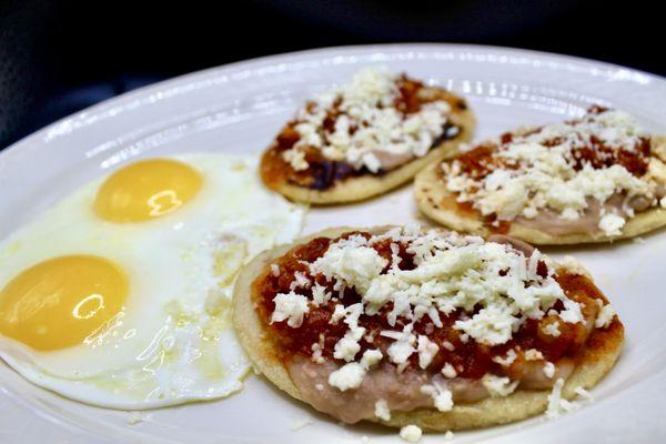 Memelas con huevos