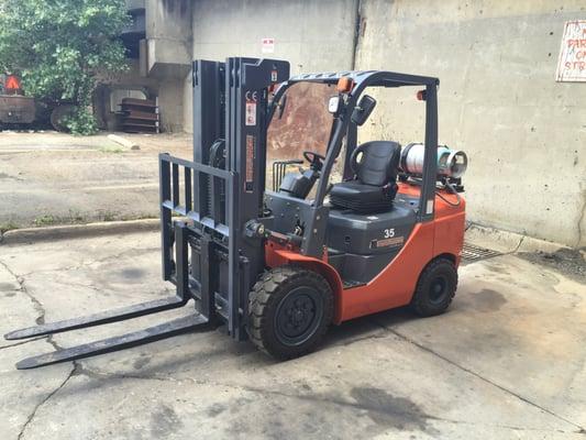 7,000lb capacity forklift for moving equipment