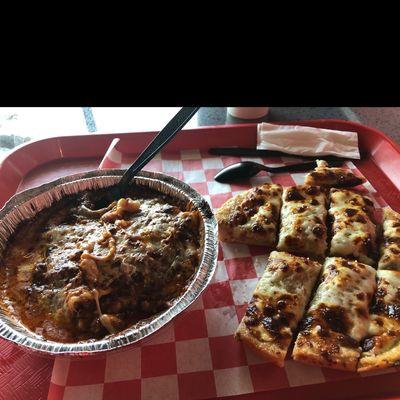 Lasagna and cheesy bread