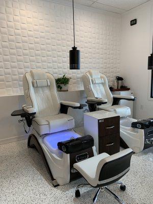 Sparking clean and super comfortable pedicure chairs!