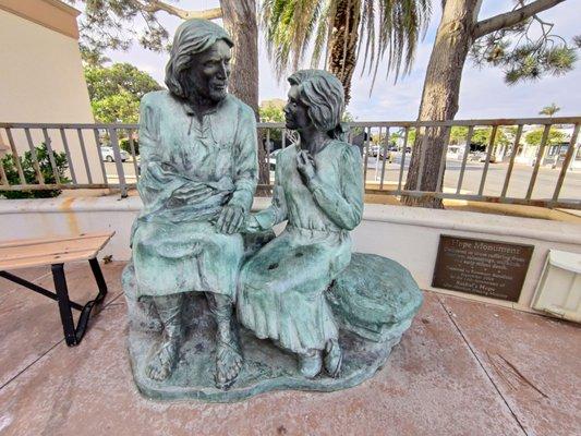 Comforting sculpture