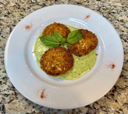 Panko ravioli in a creamy pesto sauce