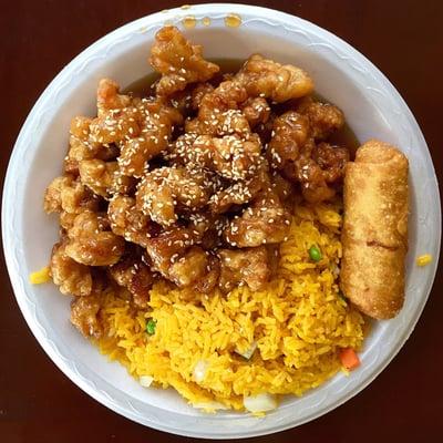 Can't believe how perfect this simple Sesame Chicken plate is. Not too crazy.