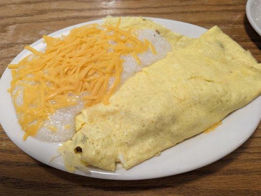 Carolina omelette with cheese grits