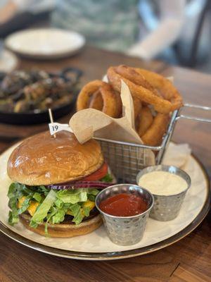 Cheeseburger with onion rings