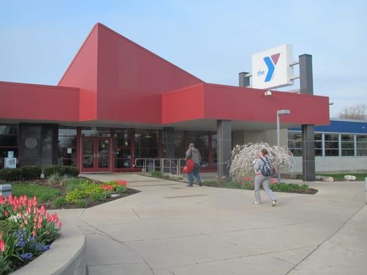 Front Entrance Saginaw YMCA 
 www.SaginawYMCA.org