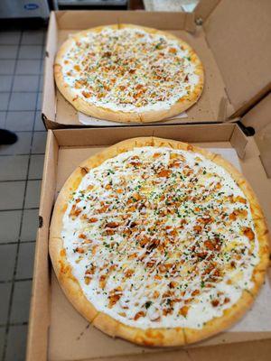 Buffalo chicken pizzas with ranch